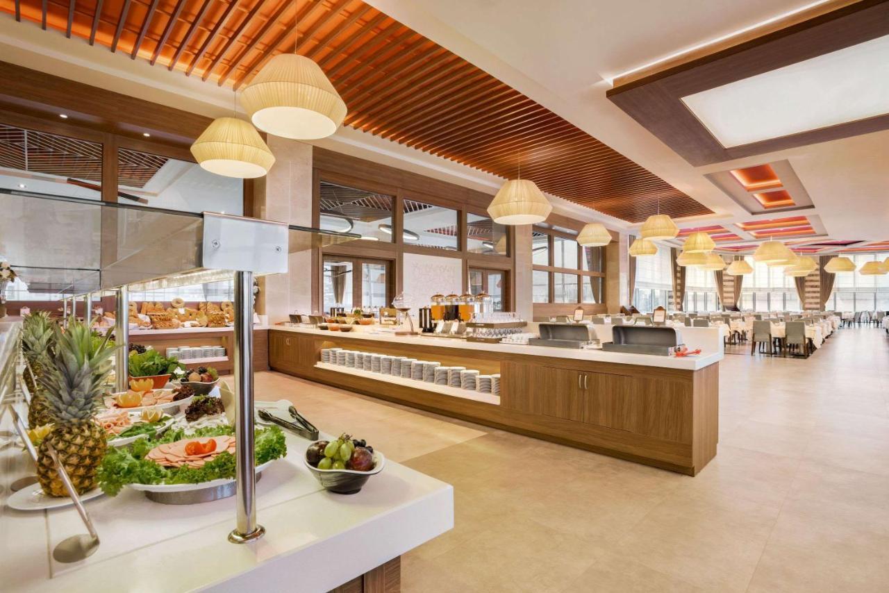 Hotel Ramada Plaza By Wyndham Rize Exterior foto The buffet at the Grand Hotel
