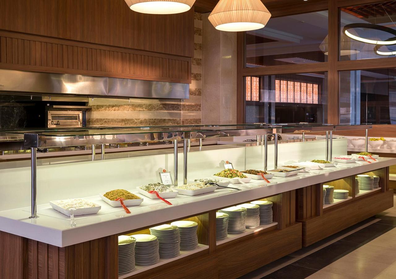 Hotel Ramada Plaza By Wyndham Rize Exterior foto A buffet at a restaurant