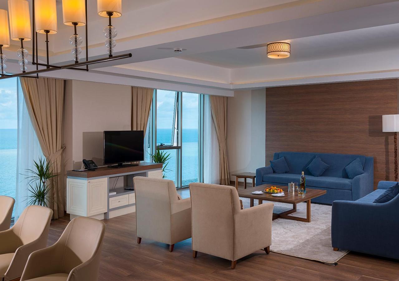 Hotel Ramada Plaza By Wyndham Rize Exterior foto A living room in a hotel suite